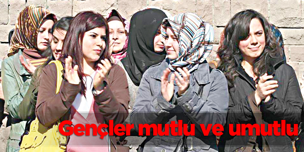 Gençler mutlu ve umutlu