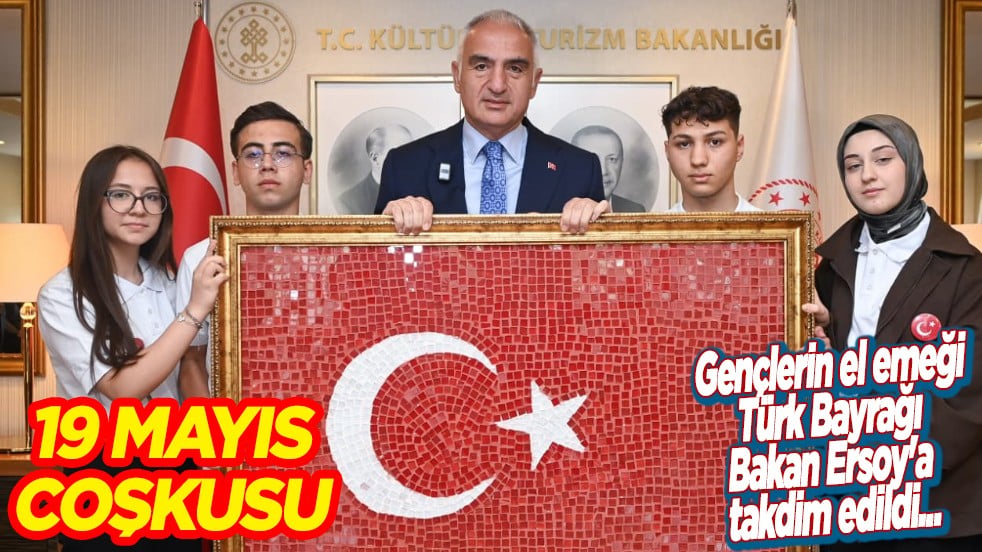 Gençlerin el emeği Türk Bayrağı Bakan Ersoy'a takdim edildi...