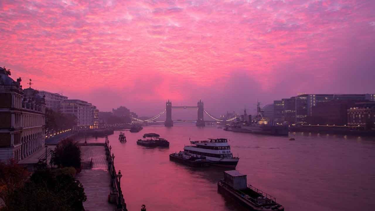 Gökyüzü pembeye boyandı: İngiltere’de nadir “pembe sis” büyüledi