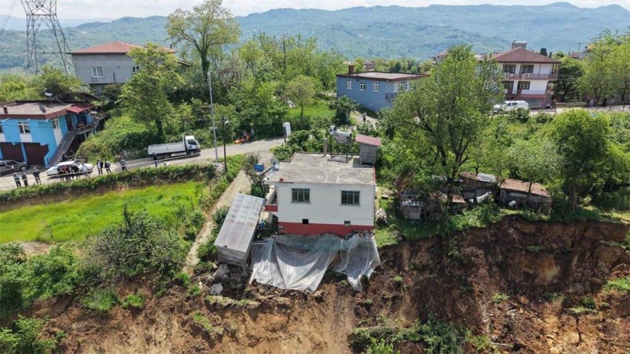Heyelan sebebiyle dağın yarısı kaydı kıl payı kurtuldular