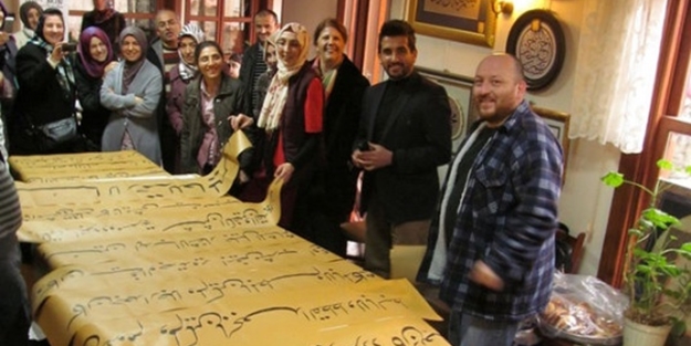 Dünyanın en büyük hilye-i şerifini yazdı