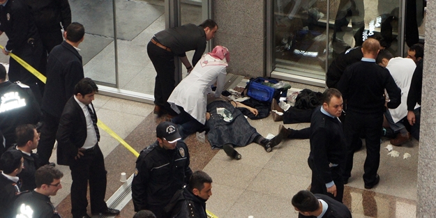 Annesini öldürdü polisi şehid etti