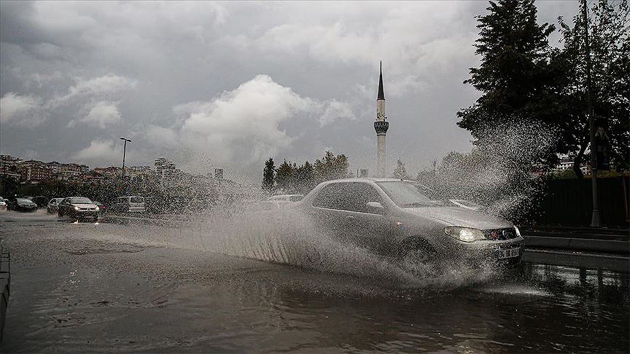 İstanbul'da etkili sağanak yağış yüzünden yollar göle döndü