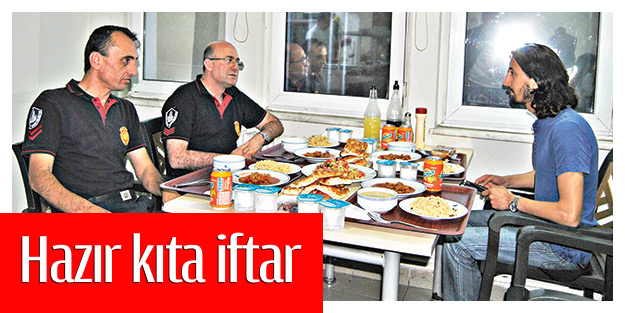 İtfaiyeciler gözler ışıkta iftar yaptılar