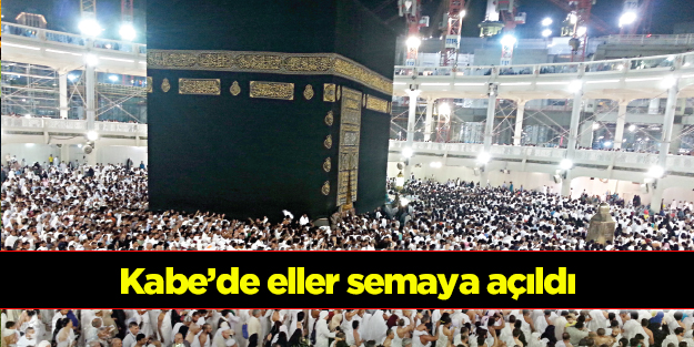 Kabe’de eller semaya açıldı