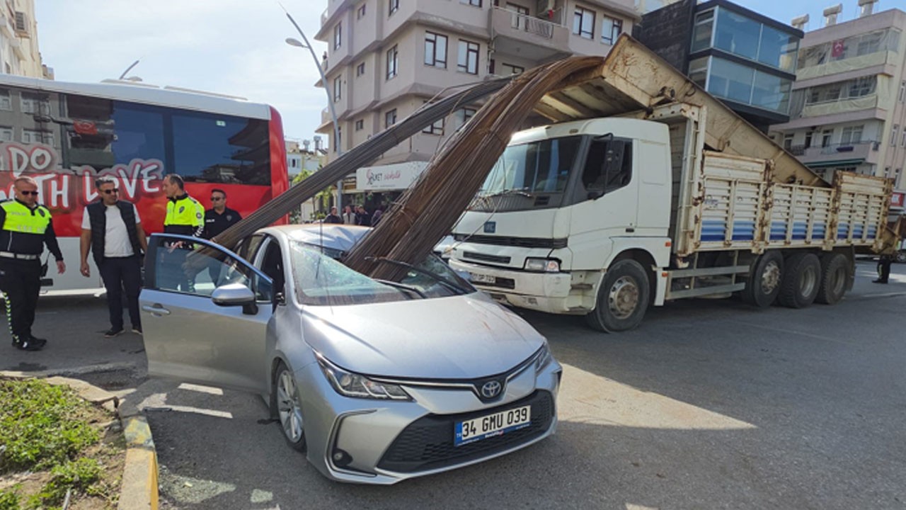 Kamyondan kayan demirler otomobile ok gibi saplandı: 2 kişi yaralandı