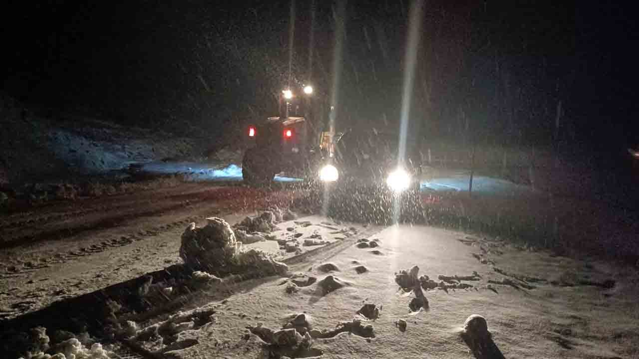 Kars’ta kar yolu kapattı: Mahsur kalan 30 kişi kurtarıldı