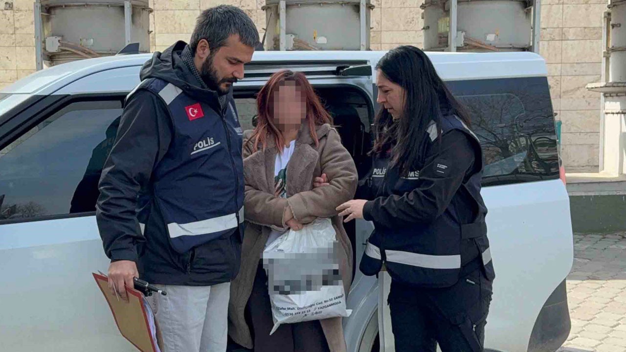 Kıskandığı komşusunu yüzünden bıçakladı!