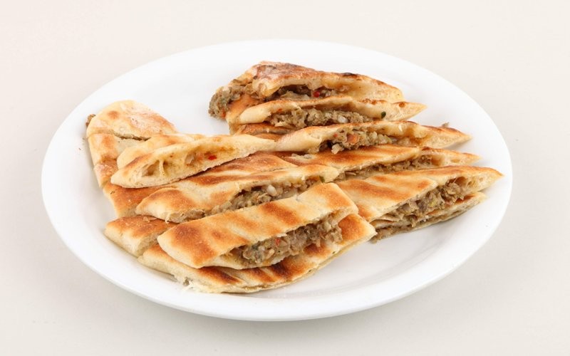 Kıymalı pastane pidesi tarifi | Kıymalı pide malzemeleri ve yapımı