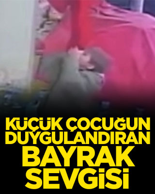 Küçük çocuğun duygulandıran bayrak sevgisi