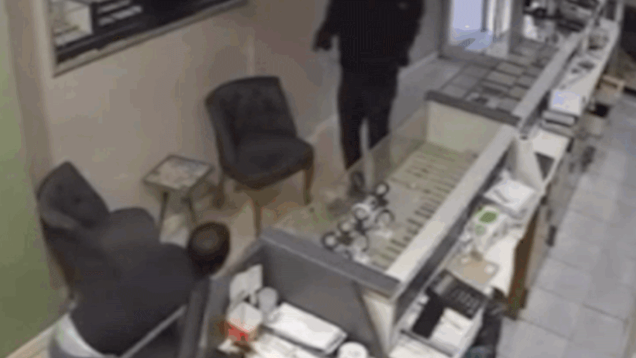 Kuyumcu soyguncusu özel harekat polisi çıktı! Bıraktığı parmak izinden yakalandı