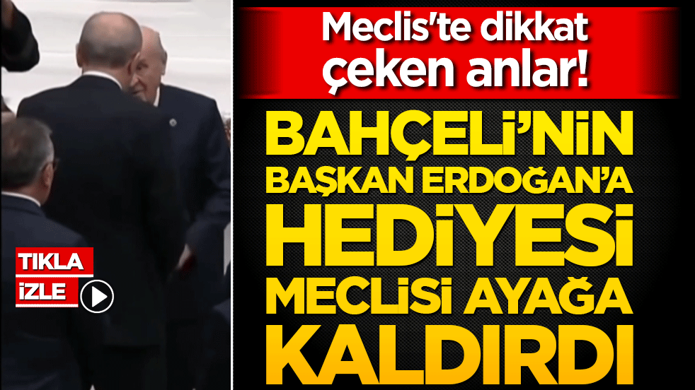 Meclis'te dikkat çeken anlar! Devlet Bahçeli Cumhurbaşkanı Erdoğan'a anlamlı hediye... Meclis ayağa kalktı