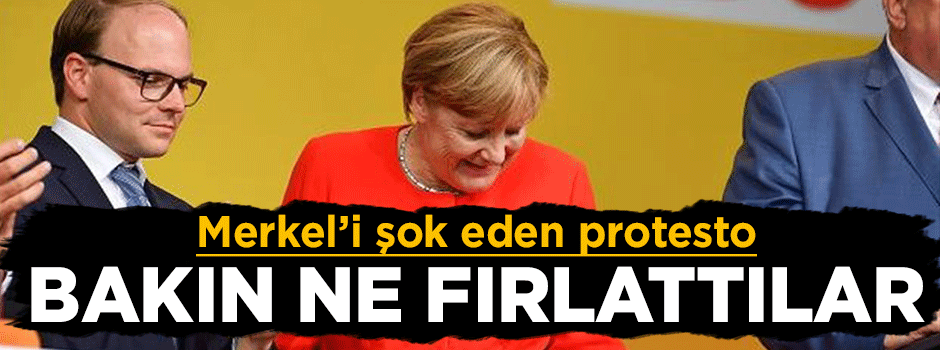Merkel'e domates fırlatıldı