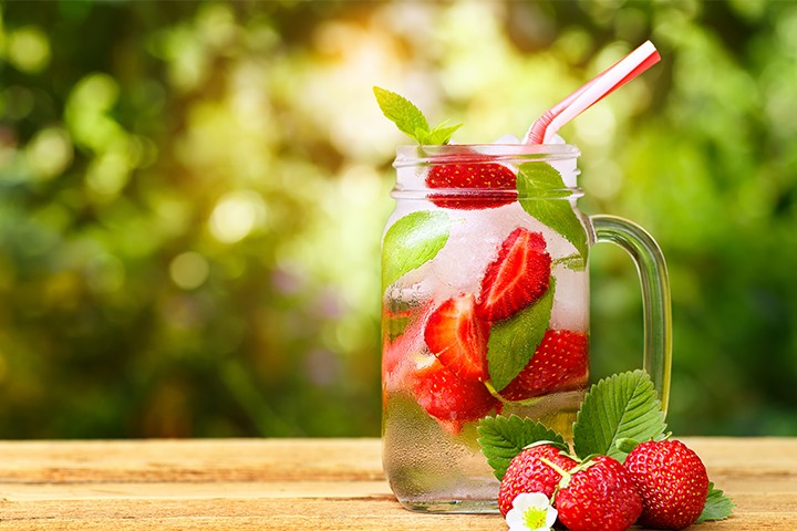 Mikroplara yapışarak vücuttan uzaklaştırıyor | İşte çilekli suyun faydası