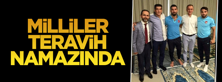 Milli oyuncu Arda Turan ve Volkan Şen Teravih namazında