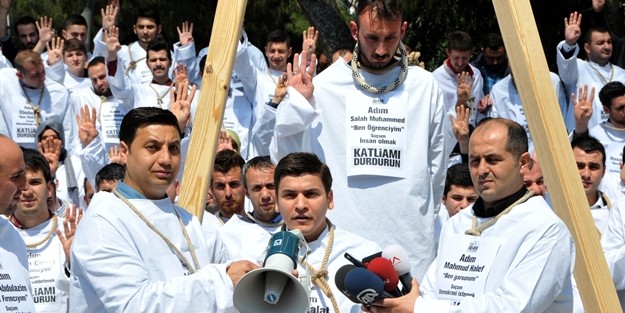 Kefenli darağaçlı protesto