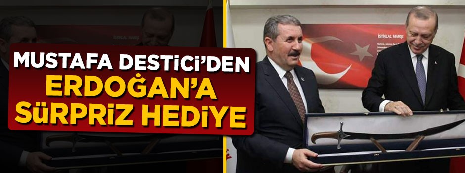 Mustafa Destici Erdoğan'a kılıç hediye etti