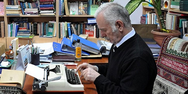 Cep telefonu ve bilgisayar kullanmayan profesör