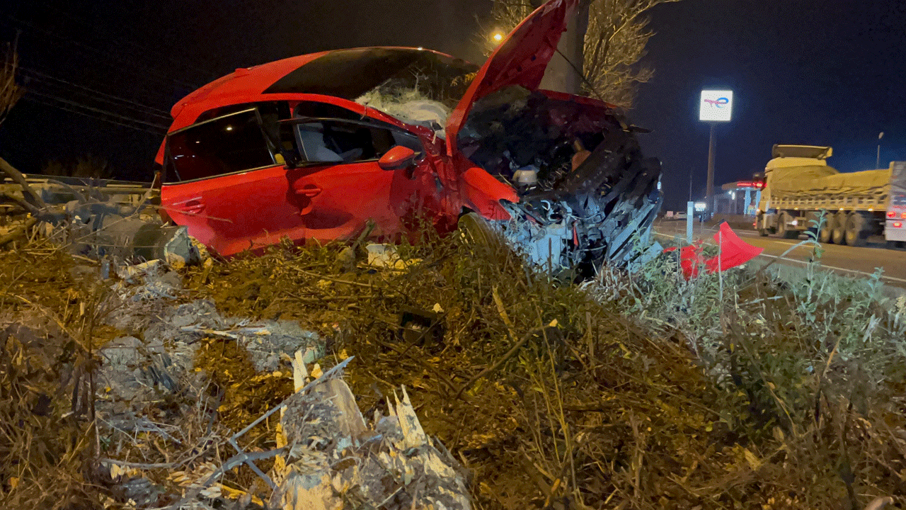 Otomobil ağaca çıktı, sürücü ağır yaralandı