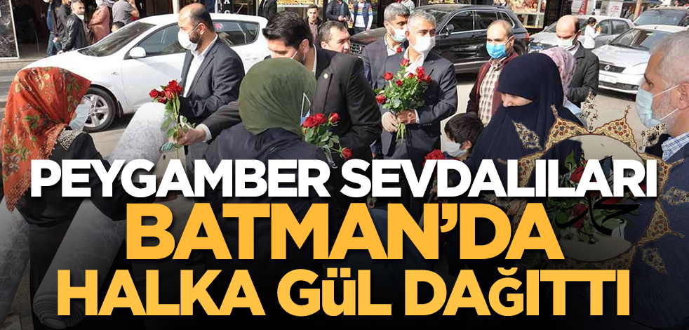 Peygamber Sevdalıları Batman’da halka gül dağıttı