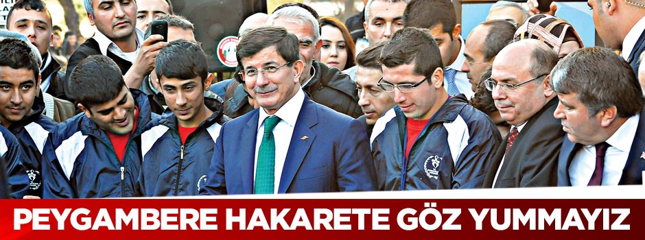 Peygambere hakarete göz yummayız