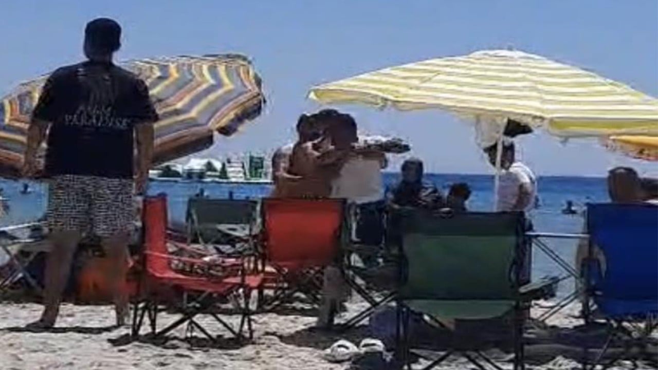 Plaj çetesi şemsiyesini açan vatandaşı darp etti