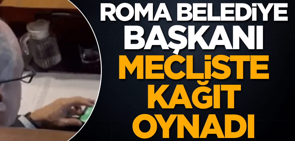 Roma Belediye Başkanı mecliste kağıt oynadı