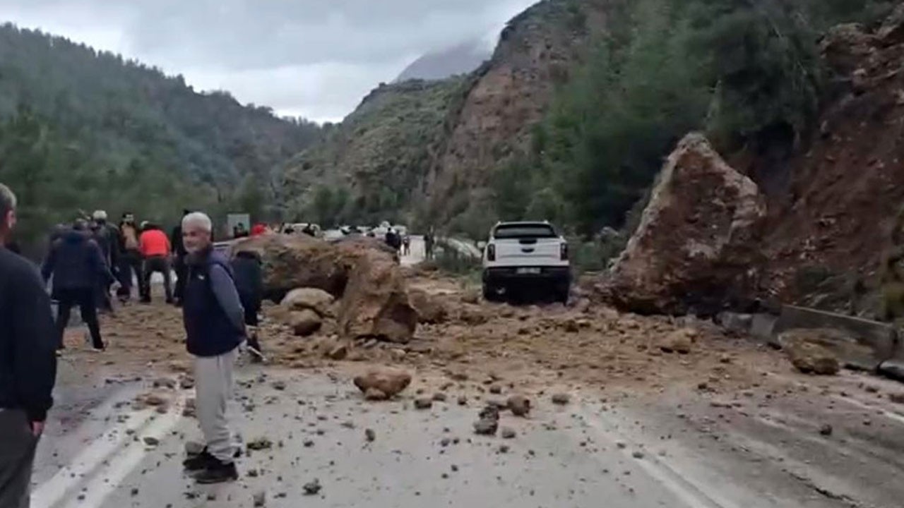 Sabah 7 kişinin öldüğü yolu dev kayalar kapattı