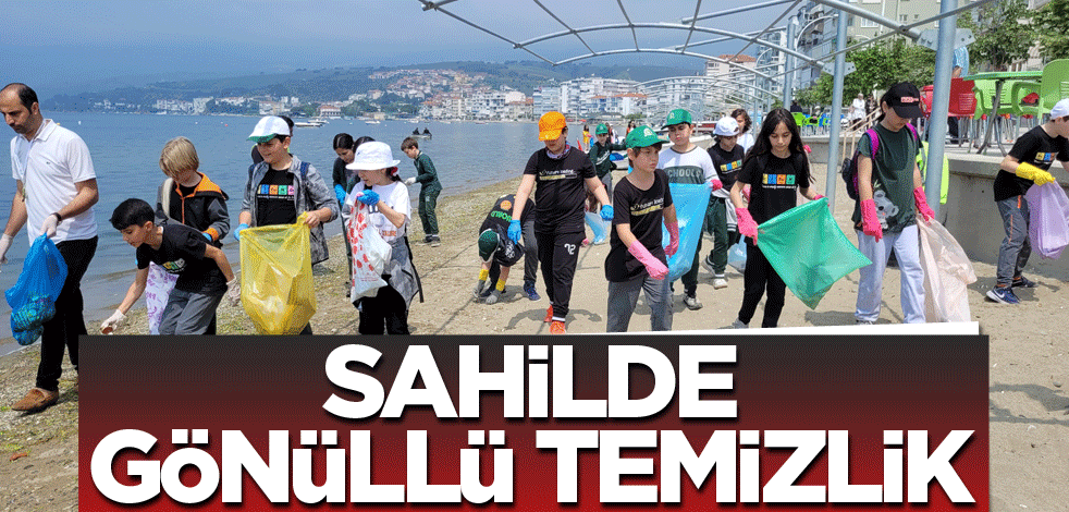 Sahilde gönüllü temizlik