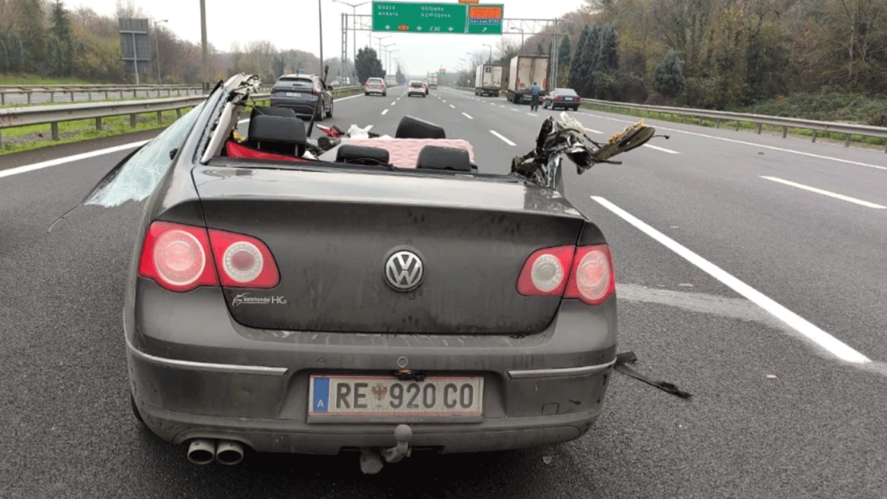 Sakarya'da korkunç kaza: Aracın üstü jilet gibi kesildi
