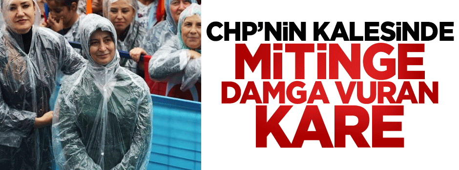 Sare Davutoğlu, İzmir mitingini yağmurlukla izledi