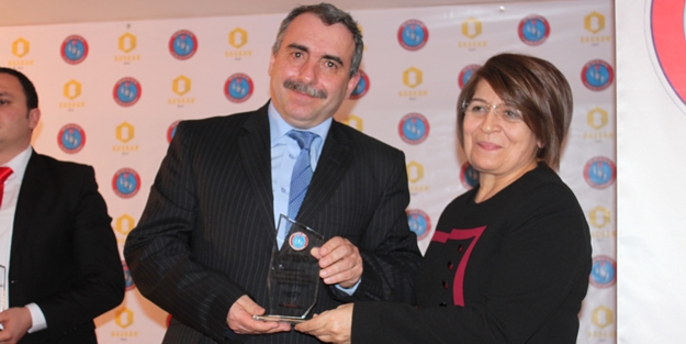 Memur-Der Federasyonu’ndan Yeni Akit’e ödül