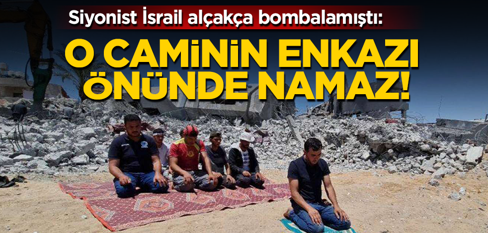 Siyonist işgal rejiminin bombaladığı caminin enkazı önünde namaz kılındı
