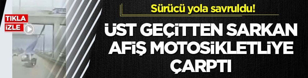 Sürücü yola savruldu! Üst geçitten sarkan afiş motosikletliye çarptı