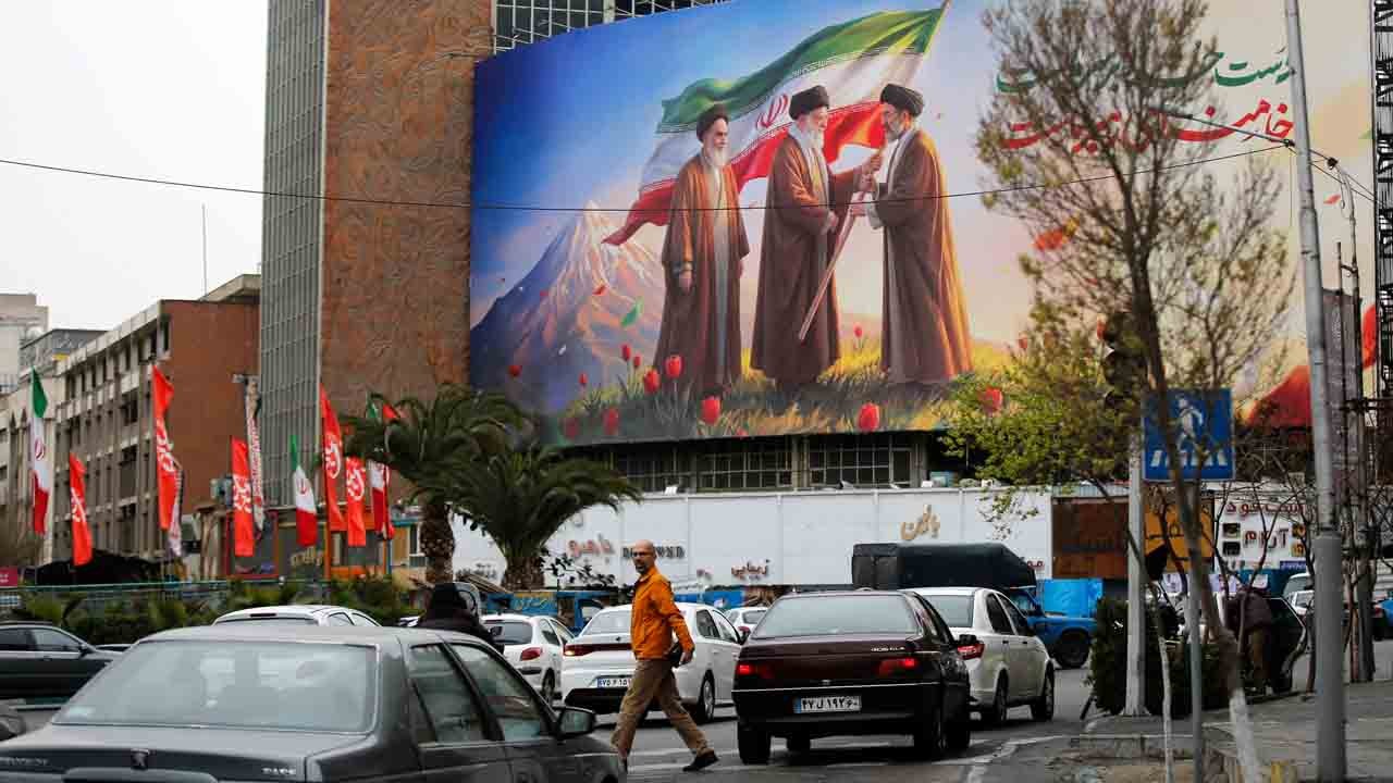 Tahran’da yeni liderin gölgesi: Mücteba Hamaney’e destek afişi