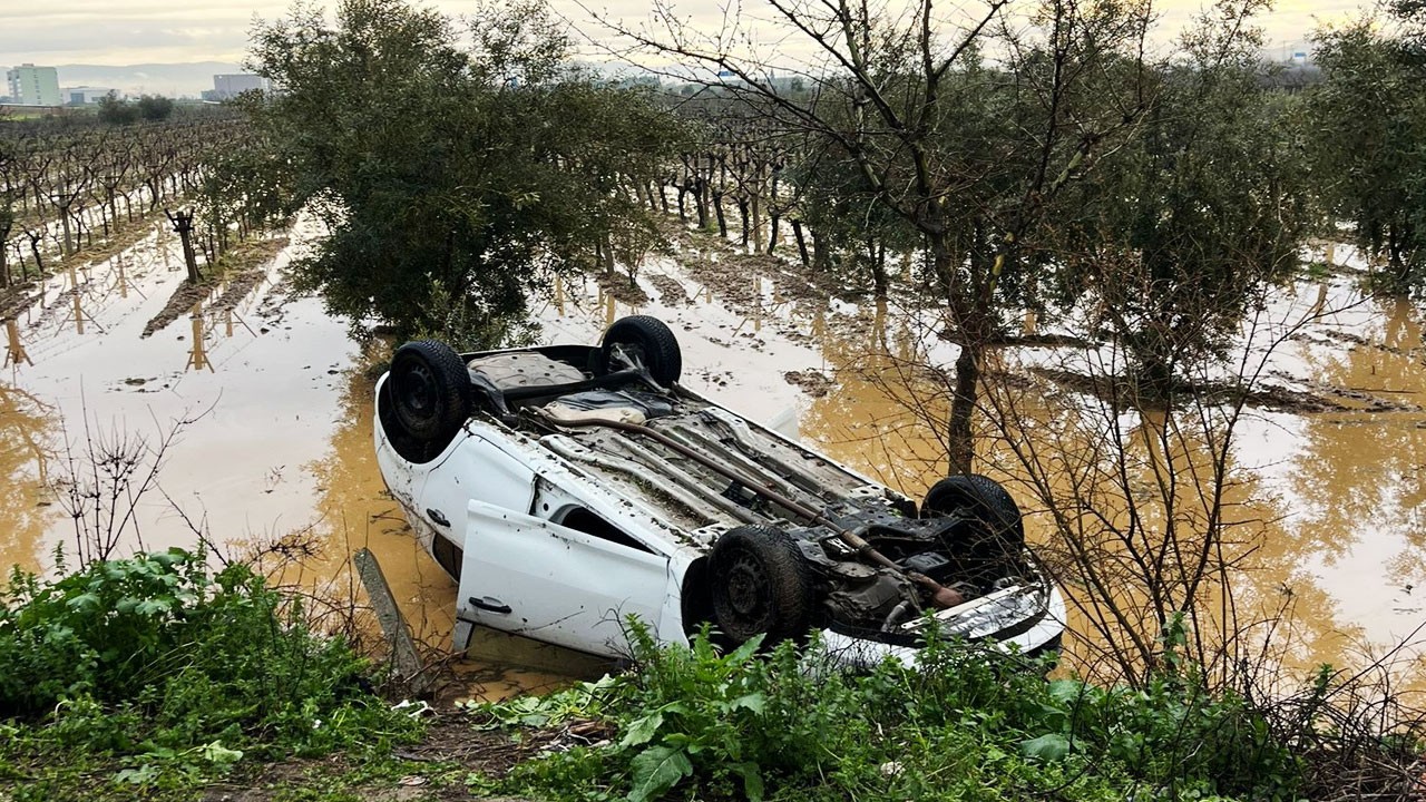 Takla atarak meyve bahçesine uçan sürücü otomobili bırakıp kaçtı