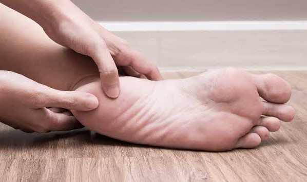 Topuk dikeni nedir? Topuk dikeni tedavisi ve sebepleri nelerdir?