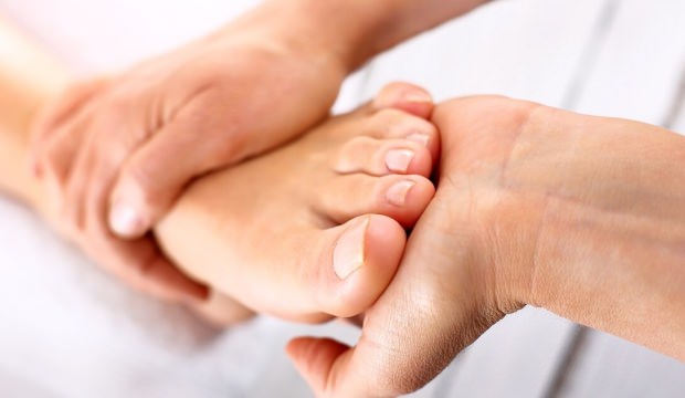 Topuklarınızdaki ağrı ve iğne batması hissi... | Gün boyu ayakta olanlar dikkat!