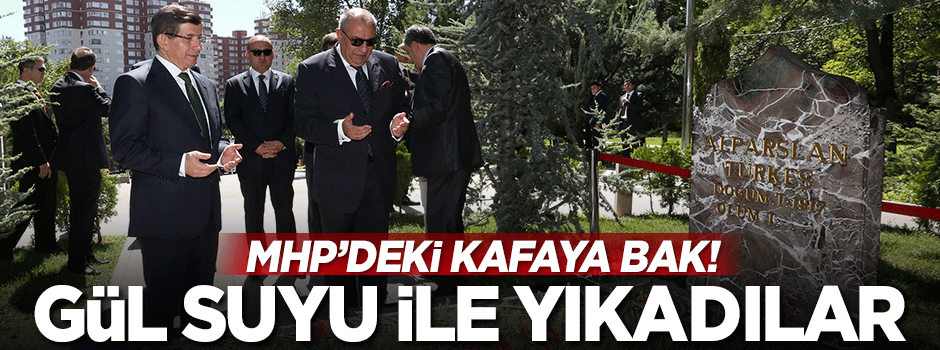 Türkeş’in mezarı zemzem ve gül suyu ile yıkandı