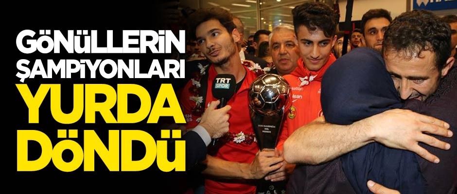 Türkiye'nin gururu milli futbolcular yurda döndü