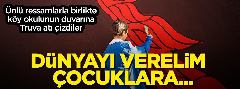 Ünlü ressamlar köy okulunun duvarına öğrencilerle Truva atı çizdi