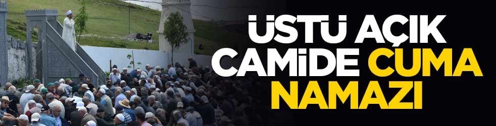 Üstü açık camide cuma namazı