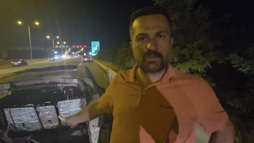 Yanan arabadan ailesini bir buçuk dakika arayla kurtardı