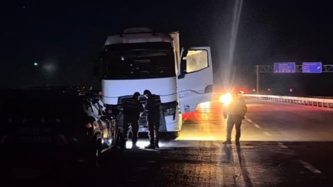 Yol üstüne park etmiş tır içinde erkek cesedi bulundu