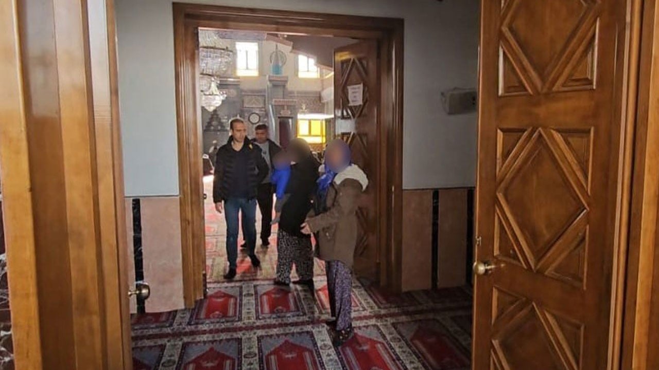 Zabıtayı görünce cuma namazına duran kadın dilenciler yakalandı
