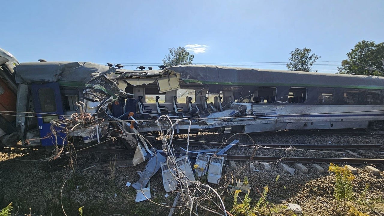 1 kişi öldü, 20 kişi yaralandı! Beton mikseri yolcu trenine çarptı 
