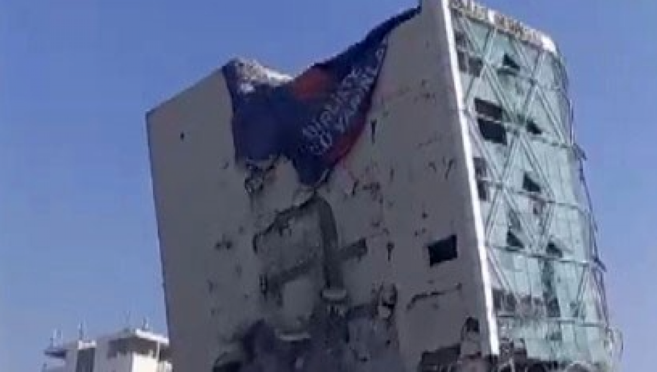 10 katlı iş merkezi yerle bir oldu: O anlar kamerada