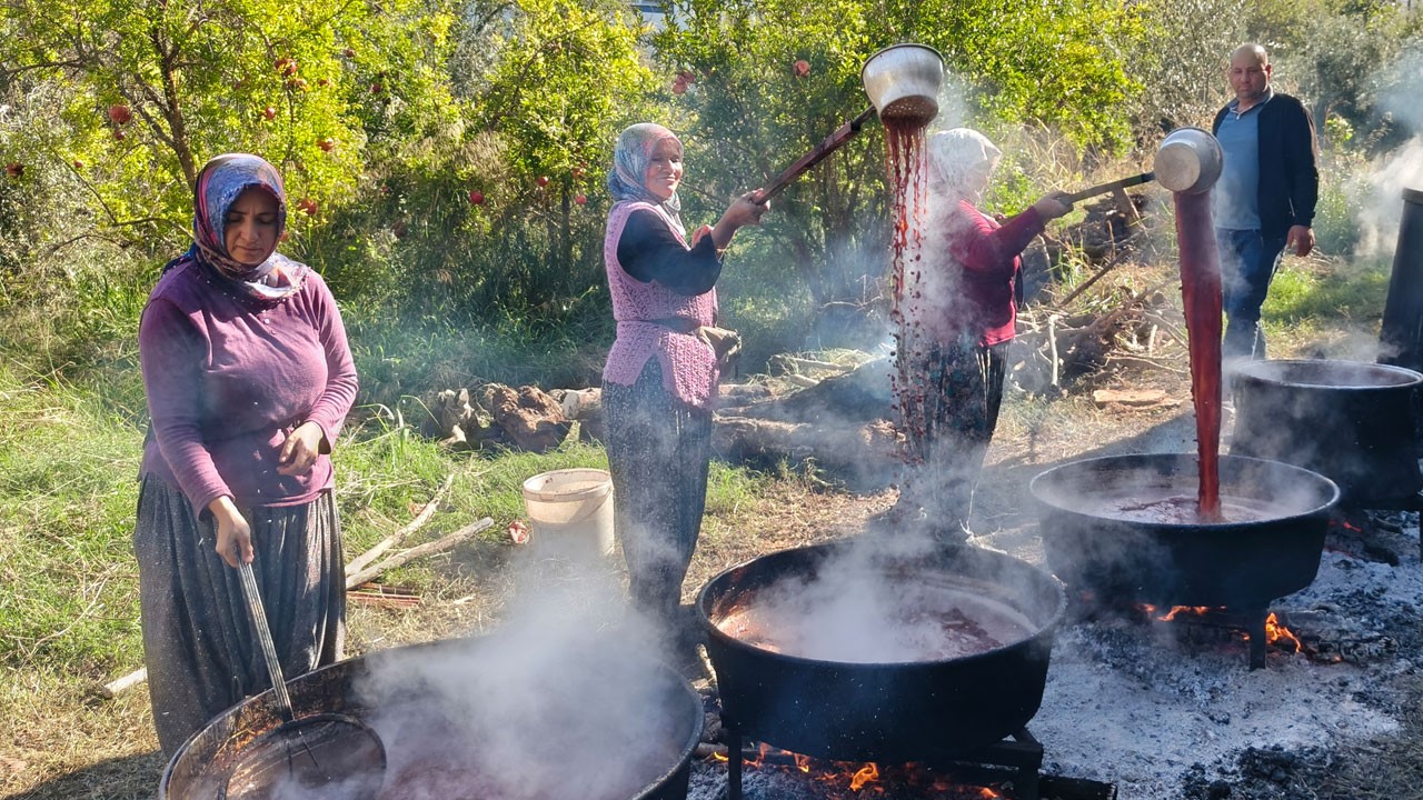 12-13 saat odun ateşinde kaynatılıyor! Yörük kadınları pişiriyor kilosu 600 liradan satılıyor
