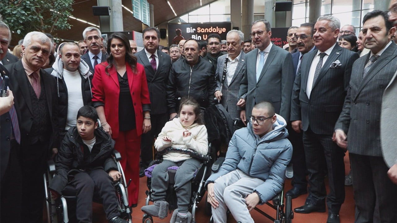 134 engelli öğrenciye akülü sandalye hediye edildi