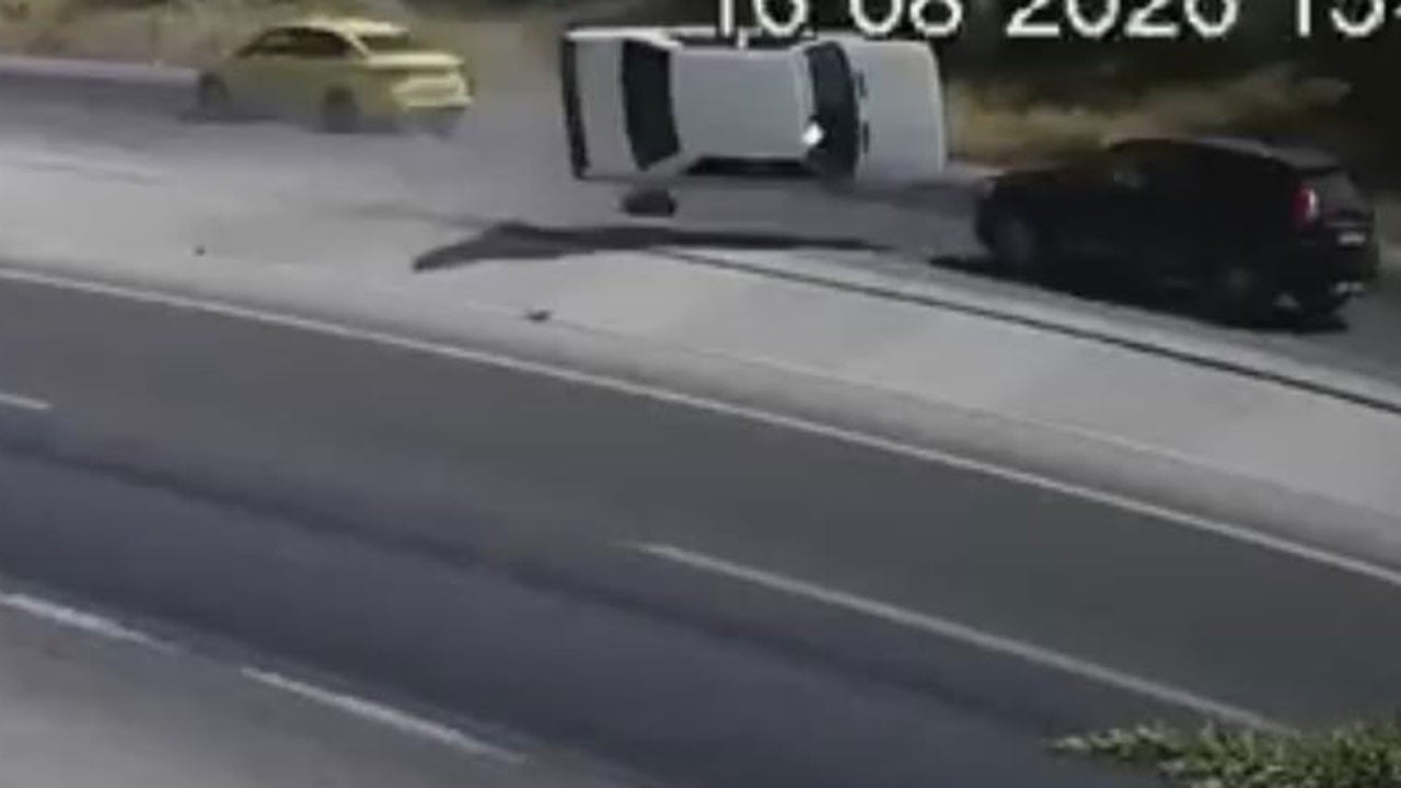 2 kişinin öldüğü kazanın görüntüleri ortaya çıktı! Felaketin sebebi yola fırlayan parça